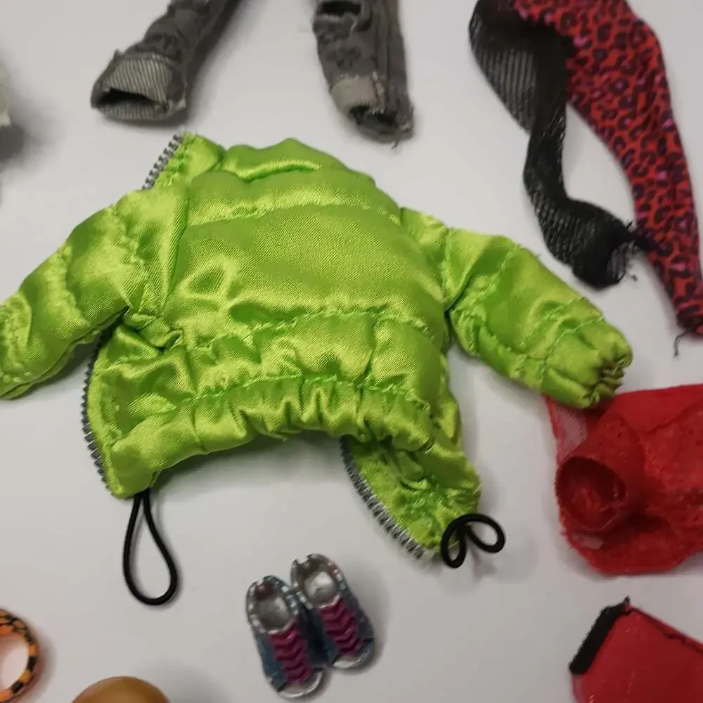 Rainbow High‎ Series 2 Karma Nichols Doll Clothes Lot